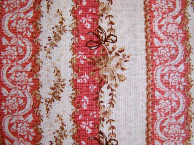 Coupon de coton à fond écru avec impression de frises et guirlandes rose sorbet