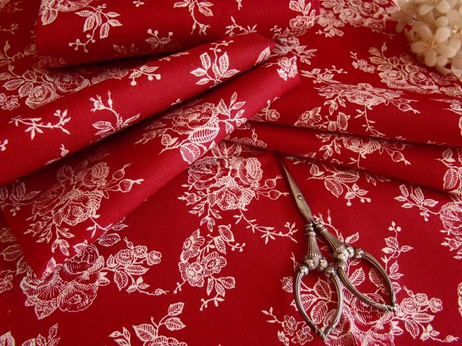 Coupon de coton à fond rouge cerise avec impression de bouquets de roses