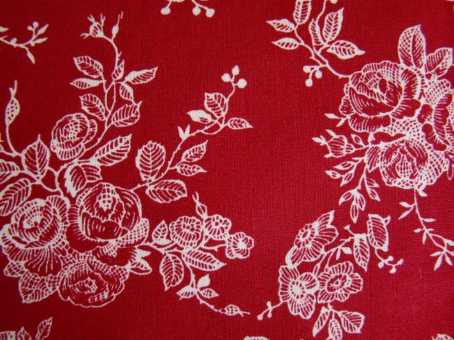Coupon de coton à fond rouge cerise avec impression de bouquets de roses
