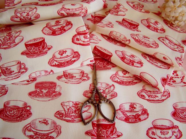 Coupon de coton à fond écru, impression de tasses de thé couleur rouge cerise