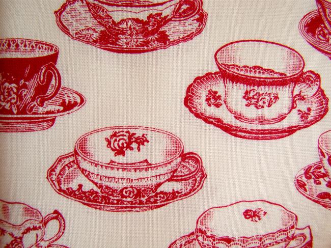 Coupon de coton à fond écru, impression de tasses de thé couleur rouge cerise