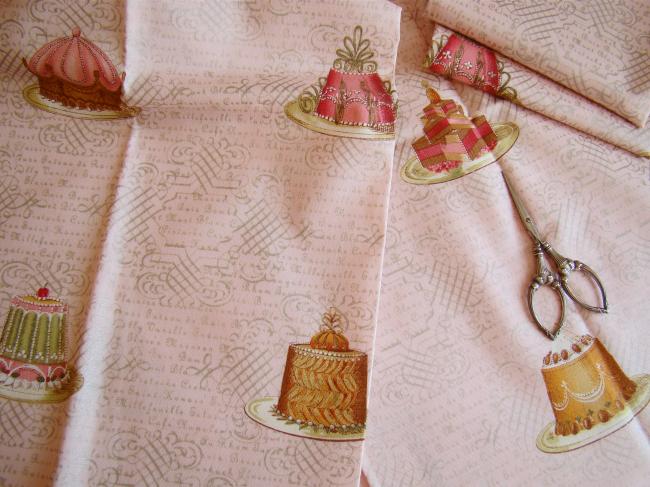 Coupon de coton à fond rose avec impression de gâteaux et écriture nacrée