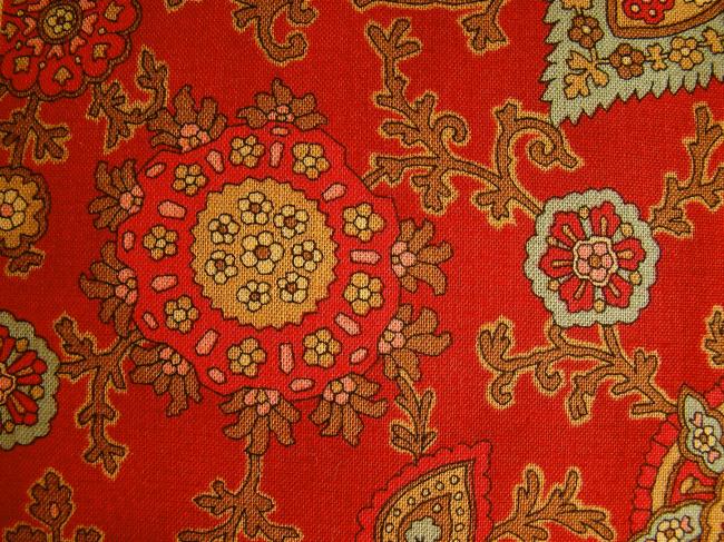 Coupon de coton à fond rouge, impression indienne rouge, ocre et vert canard