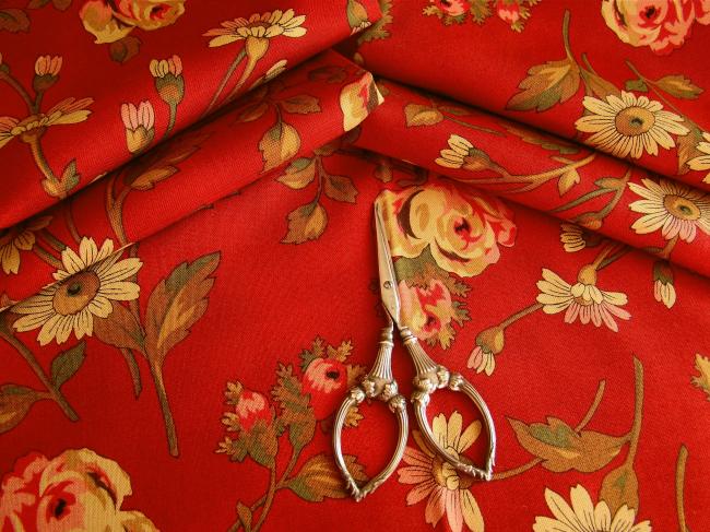 Coupon de coton à fond rouge, impression indienne à fleurs rouge, ocre et vert 