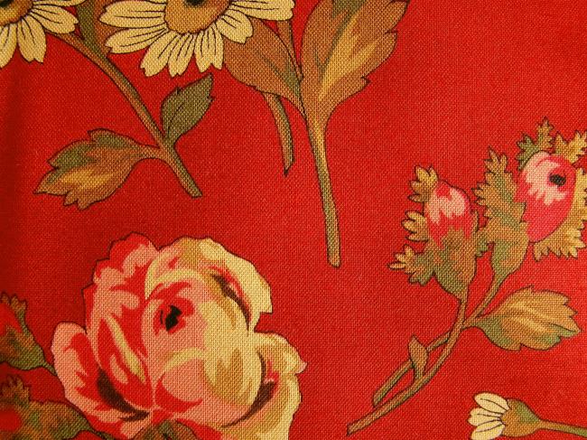 Coupon de coton à fond rouge, impression indienne à fleurs rouge, ocre et vert 