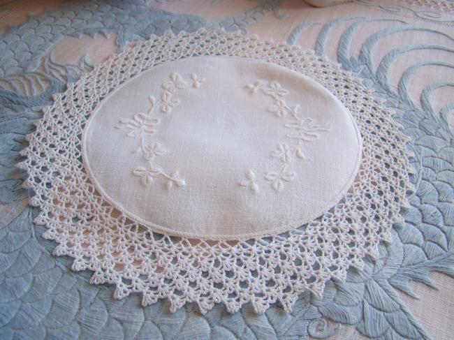 Charmant napperon avec broderie trèfles et dentelle de crochet festonnée