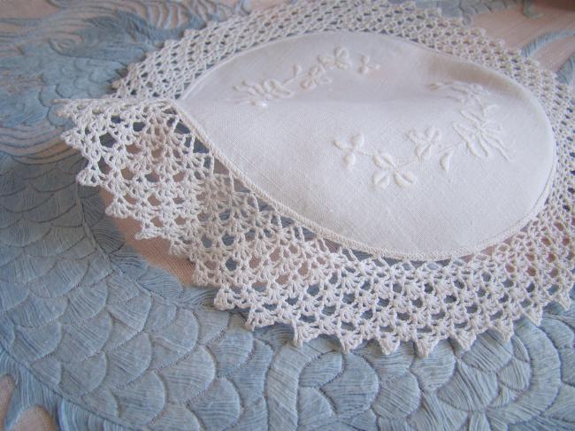 Charmant napperon avec broderie trèfles et dentelle de crochet festonnée