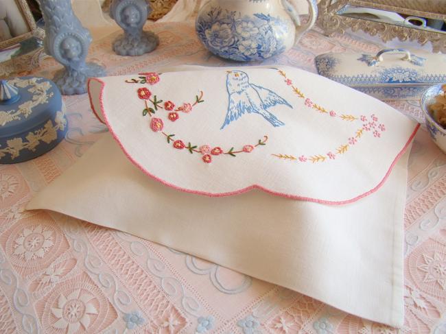 Romantique pochette brodée en lin, volutes de roses et oiseaux bleus