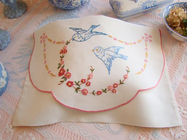 Romantique pochette brodée en lin, volutes de roses et oiseaux bleus