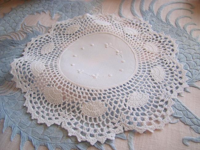 Charmant napperon avec broderie blanche et dentelle de crochet festonnée