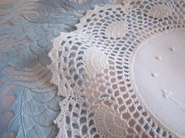 Charmant napperon avec broderie blanche et dentelle de crochet festonnée