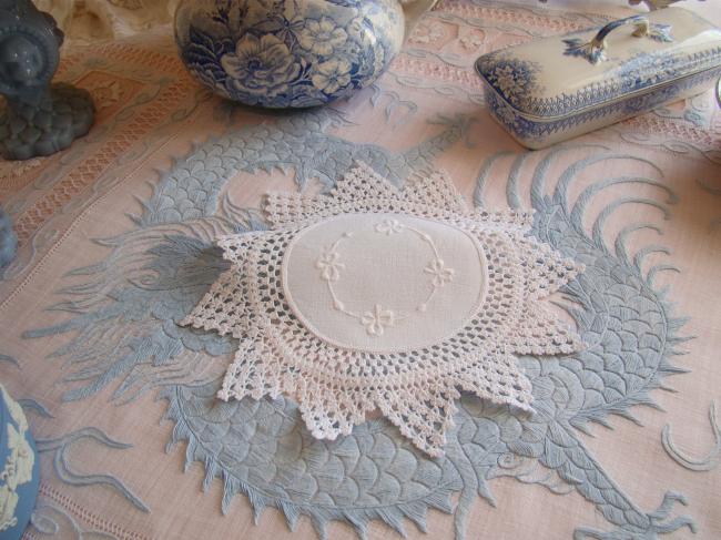 Charmant napperon avec broderie petits trèfles et dentelle de crochet festonnée