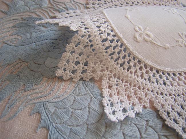 Charmant napperon avec broderie petits trèfles et dentelle de crochet festonnée