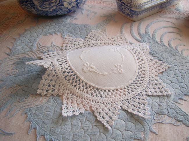 Charmant napperon avec broderie petits trèfles et dentelle de crochet festonnée