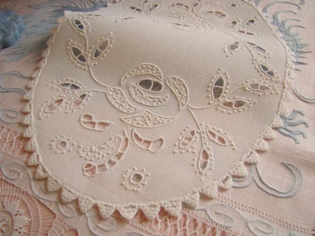 Gracieux centre de table brodé, ajouré à la Richelieu, rinceaux de fleurs 1900
