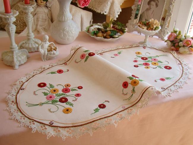 Magnifique chemin de table richement brodé de rosettes et dentelle fuseaux