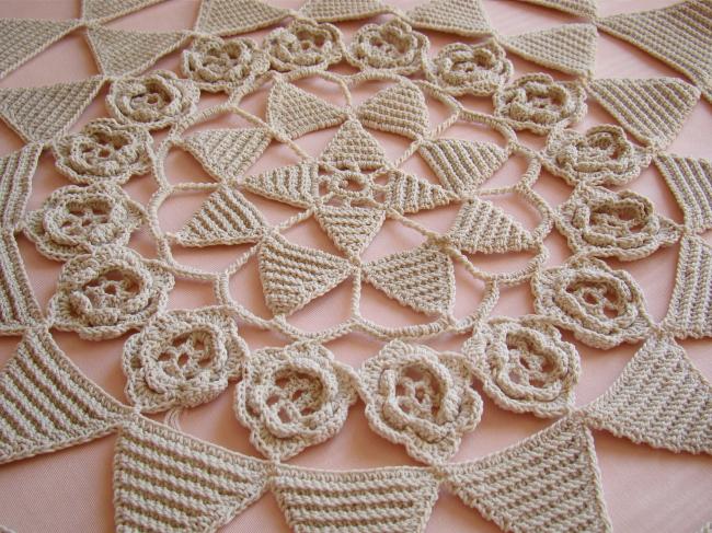 Très beau dessus de coussin ou dessus de guéridon en crochet d'art 1930