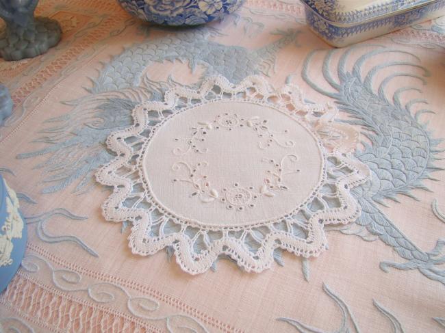 Charmant napperon avec broderie florale ajourée et dentelle festonnée