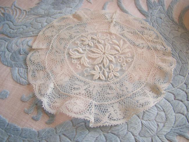 Petit napperon en dentelle de Valenciennes et motif sur tulle