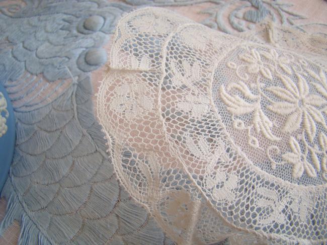 Petit napperon en dentelle de Valenciennes et motif sur tulle