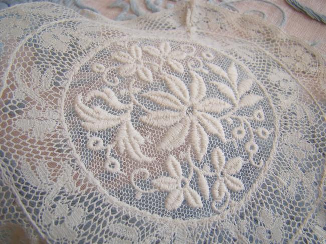 Petit napperon en dentelle de Valenciennes et motif sur tulle