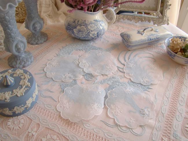 Romantique petit napperon rond en organdi brodé de fleurs