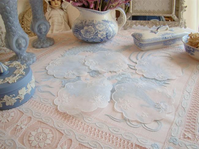 Romantique petit napperon rond en organdi brodé de fleurs