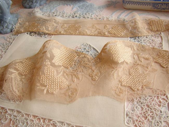 Magnifique haut de bustier ancien en tulle richement brodé de rinceaux de fleurs