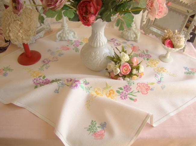 Très romantique nappe brodée à la main d'une farandole de fleurs du Printemps