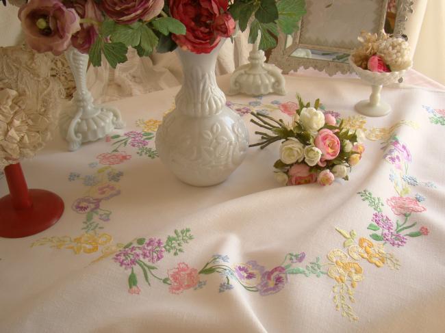 Très romantique nappe brodée à la main d'une farandole de fleurs du Printemps