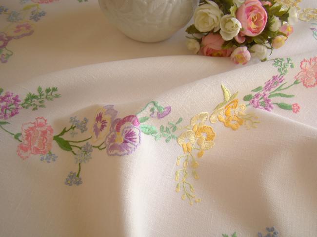 Très romantique nappe brodée à la main d'une farandole de fleurs du Printemps