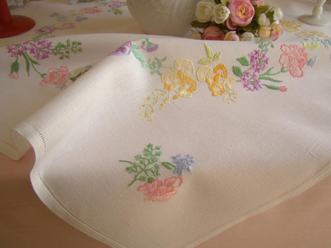 Très romantique nappe brodée à la main d'une farandole de fleurs du Printemps