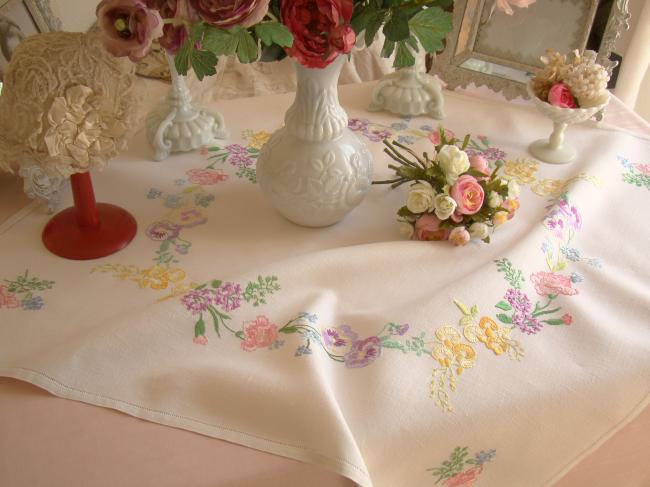 Très romantique nappe brodée à la main d'une farandole de fleurs du Printemps