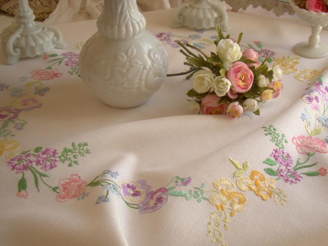 Très romantique nappe brodée à la main d'une farandole de fleurs du Printemps