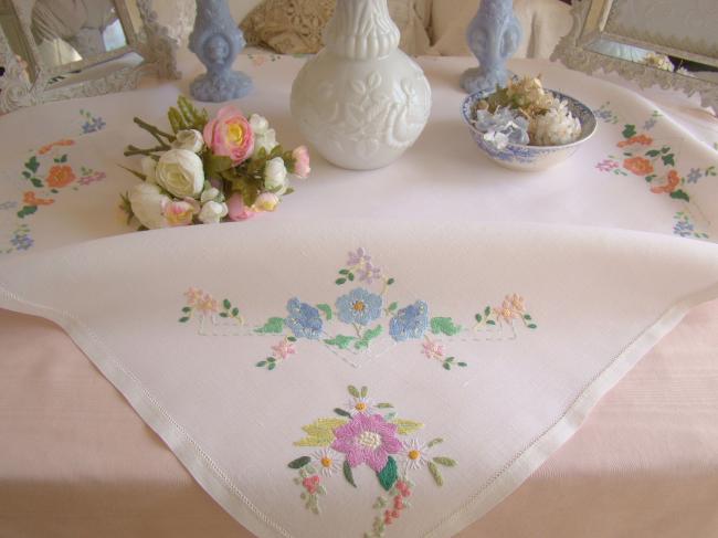 Gracieuse petite nappe en lin brodée à la main de bouquets de fleurs 1940-50