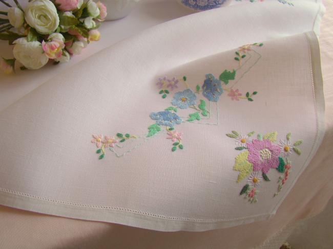 Gracieuse petite nappe en lin brodée à la main de bouquets de fleurs 1940-50