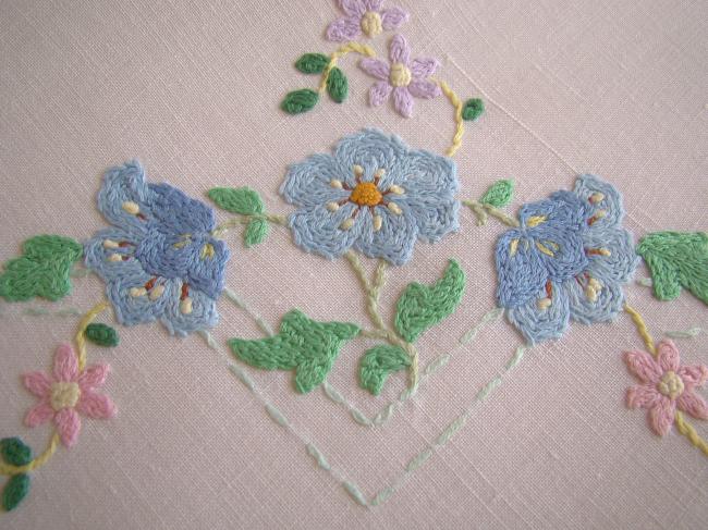 Gracieuse petite nappe en lin brodée à la main de bouquets de fleurs 1940-50
