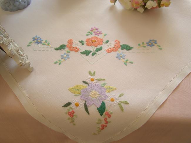 Gracieuse petite nappe en lin brodée à la main de bouquets de fleurs 1940-50