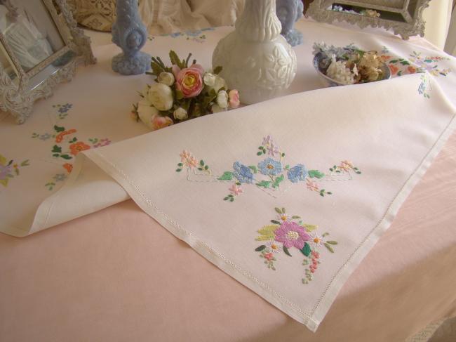 Gracieuse petite nappe en lin brodée à la main de bouquets de fleurs 1940-50