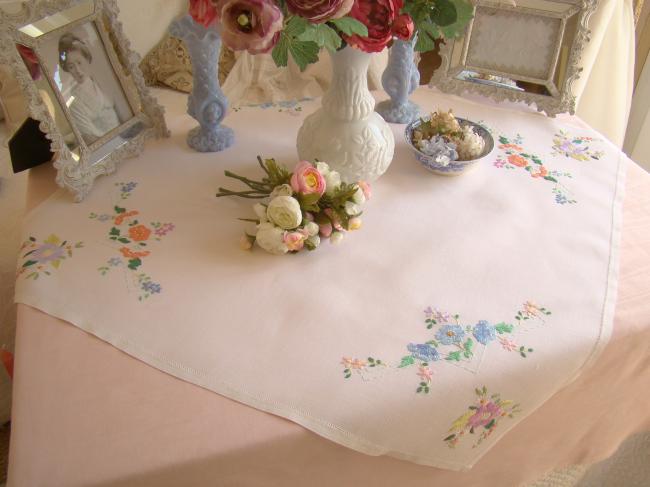 Gracieuse petite nappe en lin brodée à la main de bouquets de fleurs 1940-50