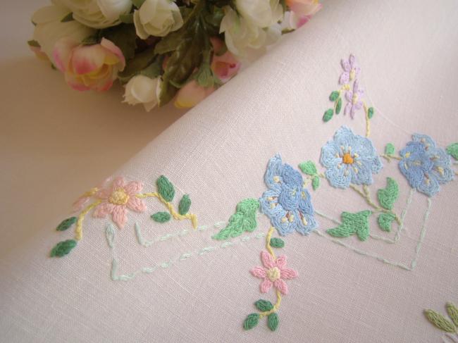 Gracieuse petite nappe en lin brodée à la main de bouquets de fleurs 1940-50