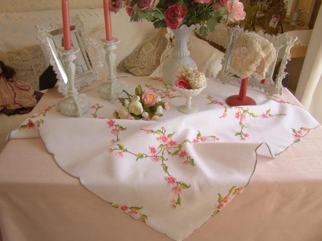 Jolie nappe brodée à la main d'une couronne de fleurs de prunier