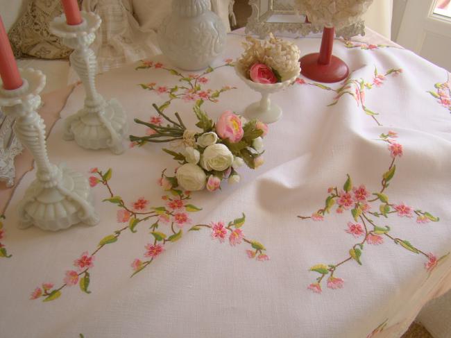 Jolie nappe brodée à la main d'une couronne de fleurs de prunier