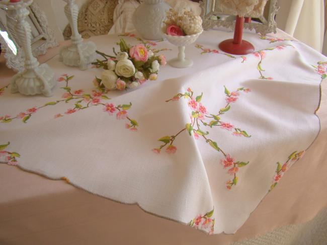 Jolie nappe brodée à la main d'une couronne de fleurs de prunier