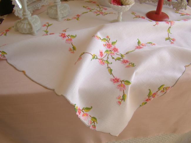 Jolie nappe brodée à la main d'une couronne de fleurs de prunier