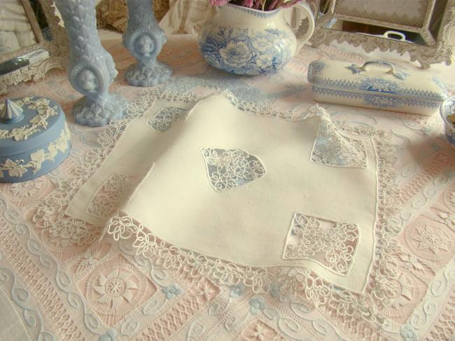 Très joli centre de table entouré d'une belle dentellle faite main1900