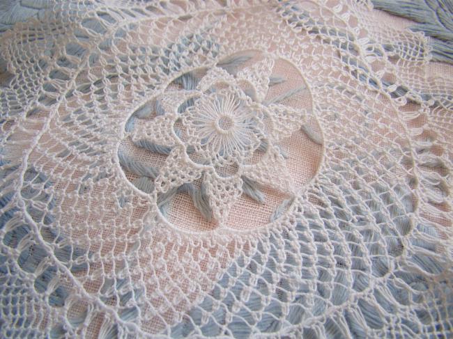 Lovely round doily in Hairpin lace