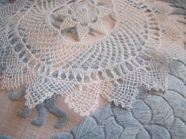 Lovely round doily in Hairpin lace