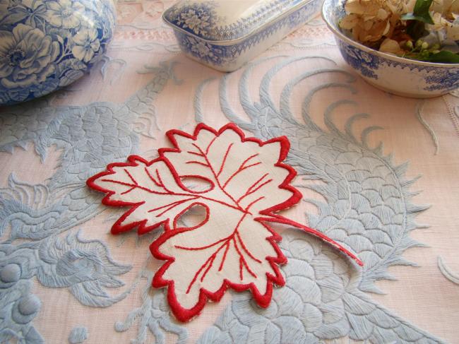 Adorable napperon en lin en feuille en broderie rouge 