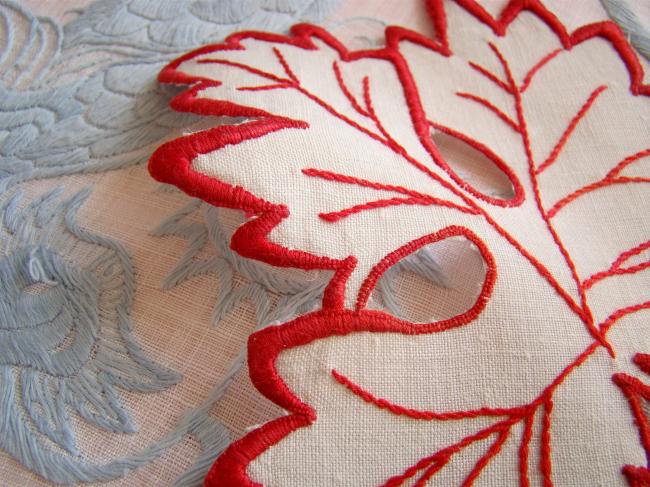 Adorable napperon en lin en feuille en broderie rouge 